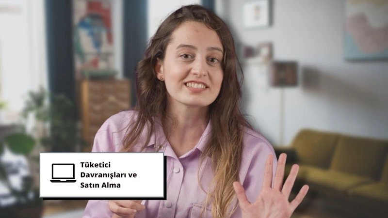 Bir kadın kapalı bir odada ayakta durmakta ve elinde bir tabela tutmaktadır. Gülümsüyor, açık renkli bir kıyafet giyiyor ve yüzü yakın planda. Elindeki tabela beyazdır ve üzerinde siyah yazılar vardır. Arkasında bir duvar ve aralarında bir kanepenin de bulunduğu bazı mobilyalar var. Eli de yakın plandadır ve arkasında bulanık bir arka plan vardır. Kameraya bakıyor, yüz ifadesinde güven ve neşe var. Duruşu rahattır ve rahat bir ortamdaymış gibi görünür. Saçları arkaya toplanmış ve cildi parlıyor. Elindeki pankart boş ama onu inançla tutuyor.