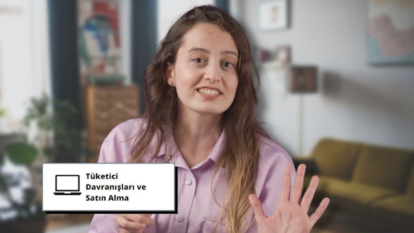 Bir kadın kapalı bir odada ayakta durmakta ve elinde bir tabela tutmaktadır. Gülümsüyor, açık renkli bir kıyafet giyiyor ve yüzü yakın planda. Elindeki tabela beyazdır ve üzerinde siyah yazılar vardır. Arkasında bir duvar ve aralarında bir kanepenin de bulunduğu bazı mobilyalar var. Eli de yakın plandadır ve arkasında bulanık bir arka plan vardır. Kameraya bakıyor, yüz ifadesinde güven ve neşe var. Duruşu rahattır ve rahat bir ortamdaymış gibi görünür. Saçları arkaya toplanmış ve cildi parlıyor. Elindeki pankart boş ama onu inançla tutuyor.