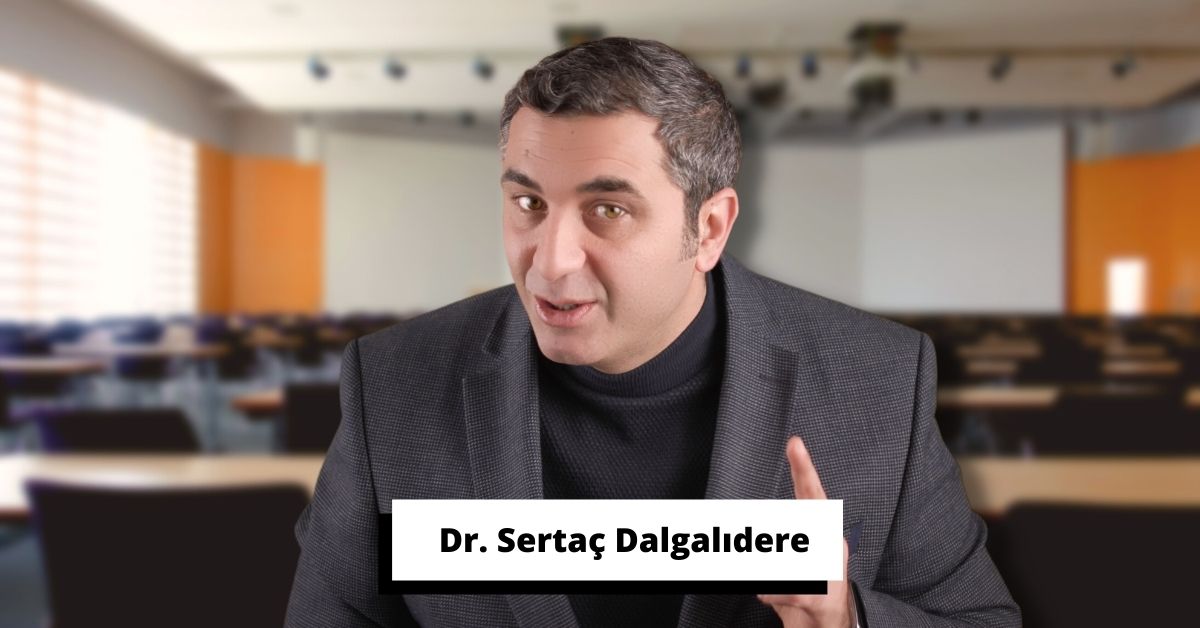 Bu görüntü, muhtemelen bir içerik uzmanlığı eğitimine katılan takım elbiseli bir kişiyi gösteriyor. İyi giyimli kişi, bir ışık kaynağıyla aydınlatılmış siyah bir arka planın önünde duruyor. Yakın çekimde adamın yüzü ve arka planda bir tabela görülüyor. Ayrıca bir pencerenin ve bir kişinin elinin bulanık görüntülerinin yanı sıra bir kişinin siyah beyaz fotoğrafı da var. Bu görüntü, bireyin kendi alanında nasıl uzman olunacağını öğrendiği bir içerik uzmanlığı eğitimine dair bir fikir vermektedir. Bir içerik uzmanı olmak için gereken bağlılık ve özverinin yanı sıra başarılı olmak için bilgi ve beceri kazanmanın önemini göstermektedir. İçerik uzmanı olmak isteyenlere sıkı çalışma ve özverinin şart olduğunu hatırlatıyor.