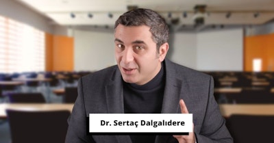 Bu görüntü, muhtemelen bir içerik uzmanlığı eğitimine katılan takım elbiseli bir kişiyi gösteriyor. İyi giyimli kişi, bir ışık kaynağıyla aydınlatılmış siyah bir arka planın önünde duruyor. Yakın çekimde adamın yüzü ve arka planda bir tabela görülüyor. Ayrıca bir pencerenin ve bir kişinin elinin bulanık görüntülerinin yanı sıra bir kişinin siyah beyaz fotoğrafı da var. Bu görüntü, bireyin kendi alanında nasıl uzman olunacağını öğrendiği bir içerik uzmanlığı eğitimine dair bir fikir vermektedir. Bir içerik uzmanı olmak için gereken bağlılık ve özverinin yanı sıra başarılı olmak için bilgi ve beceri kazanmanın önemini göstermektedir. İçerik uzmanı olmak isteyenlere sıkı çalışma ve özverinin şart olduğunu hatırlatıyor.