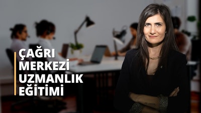 Bu görüntü, bir çağrı merkezi uzmanının eğitim aldığı bir sahneyi yakalıyor. Gösterilen kadın kollarını kavuşturmuş, uzun saçlı ve siyah bir gömlek giyiyor. Arka planda kulaklık takan bir kişinin, bir kişinin başının ve bir kişinin kolunun bulanık bir görüntüsü var. Ek olarak, bir kadının yakın çekimi, siyah arka plan üzerinde beyaz bir metin, bulanık bir erkek görüntüsü ve bulanık bir lamba direği görüntüsü vardır. Bu görüntü, bir çağrı merkezi ortamında başarılı olmak için gereken eğitim ve uzmanlığın önemini vurgulamaktadır. Bilgili ve iyi eğitimli bir personele sahip olan bir çağrı merkezi, olumlu bir müşteri deneyimi ve artan müşteri memnuniyeti sağlayabilir. Doğru eğitim ve öğretim sayesinde çağrı merkezi çalışanları kaliteli hizmet sunmak için gerekli bilgi ve becerileri kazanabilir, müşterilerin bekleme sürelerini kısaltabilir ve müşteri memnuniyetini artırabilir.