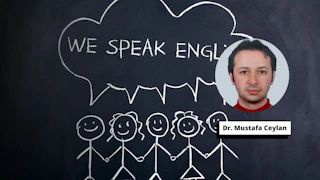 Bu çevrimiçi kurs görüntüsü, bir grup insanla birlikte kara tahtanın önünde duran bir adamı gösteriyor. Adamın kısa siyah saçlı olduğunu ve kırmızı bir gömlek giydiğini görebiliyorum. Kara tahtanın üzerinde bir metin ve bir grup insan çizilmiş. Adam bir tartışmayı yönetiyor ya da bir tür sunum yapıyor gibi görünüyor. Odadaki herkes ilgili ve dikkatli görünüyor ki bu harika bir işaret. Görüntü, başarılı bir çevrimiçi kursun nasıl görünmesi gerektiğine dair mükemmel bir örnek olan bilgi ve öğrenme duygusunu aktarıyor.