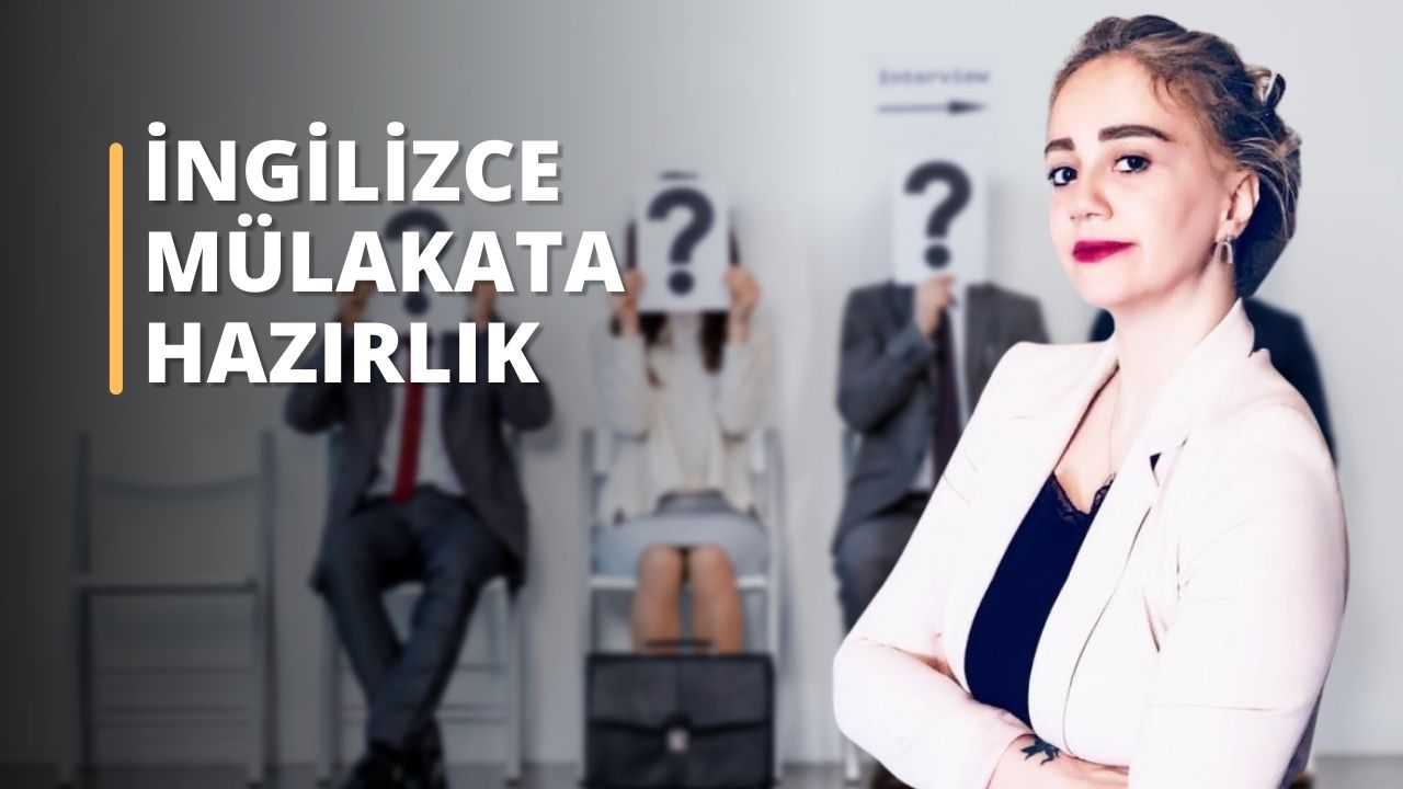 Kot ceket ve koyu renk kot pantolon giyen genç bir kadın sağ elinde bir soru işareti tutuyor. Diğer kolunu bükmüş ve elini düşünceli bir pozda alnına koymuş. Gözleri işarete odaklanmış, dudakları ise konsantrasyon içinde hafifçe aralanmış. Arkasında siyah beyaz çizgili bir duvar olan beyaz bir odada durmaktadır. Kahverengi saçları yüzünden geriye doğru toplanmış ve koyu renk ayakkabıları yerde görünüyor. Kot ceketinin altına beyaz bir gömlek giymiş, kıyafetleri şık ve modern. Düşünceli ve meraklı görünüyor ve ifadesi hem ciddi hem de meraklı.