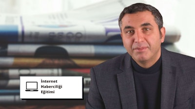 Bu görsel, İnternet Gazeteciliği Eğitiminde çevrimiçi bir kursu tasvir etmektedir. Resimde takım elbiseli bir adam görülüyor ve yakın çekim olduğu anlaşılıyor. Arka planda bir uçağın bulanık görüntüsü görülüyor. Bu, kursun muhtemelen uluslararası gazeteciliğe odaklandığını ve dünyanın farklı yerlerinden habercilik gibi konuları kapsadığını göstermektedir. Bu çevrimiçi kurs sayesinde katılımcılar, gazeteciliğin küresel bağlamda nasıl işlediğini anlayabilir ve başarılı uluslararası gazeteciler olmak için gereken becerileri geliştirebilirler. Ayrıca bu kurs, katılımcıların farklı kültürlerden ve konumlardan haber yapmak için kullanılan en son teknolojileri ve stratejileri keşfetmelerine yardımcı olacaktır.