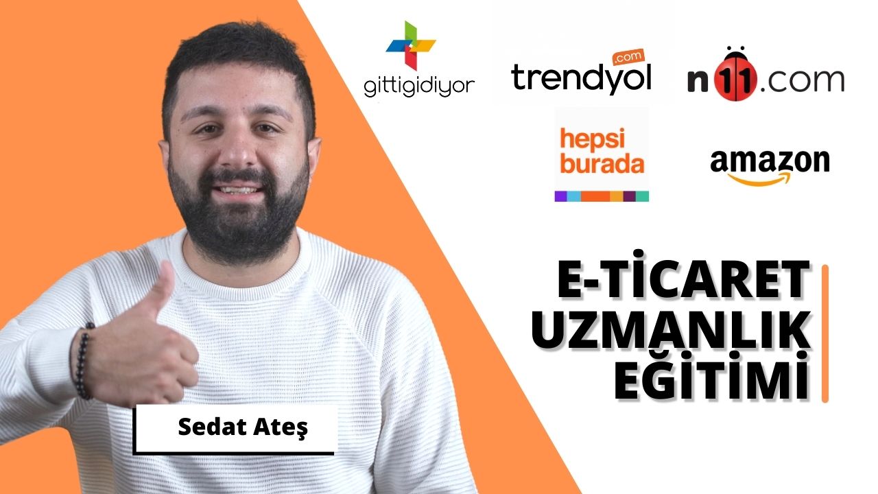 Açık mavi gömlek giyen bir adam başparmağıyla onaylıyor. Yüzünde kocaman bir gülümsemeyle sevinçli bir ifade var. Gözleri kapalı ve sakalları düzgünce kesilmiş. Ağzı hafifçe açık ve beyaz dişleri görünüyor. Sağ elini kaldırmış, başparmağını ve işaret parmağını uzatarak başparmak işareti yapıyor. Sol eli yanında, rahat bir şekilde duruyor. Duruşu rahat ve kendinden emin. Arka planda beyaz bir duvarın olduğu aydınlık bir odada duruyor. Odanın ışığı yüzünden yansıyarak sıcak bir parıltı veriyor.