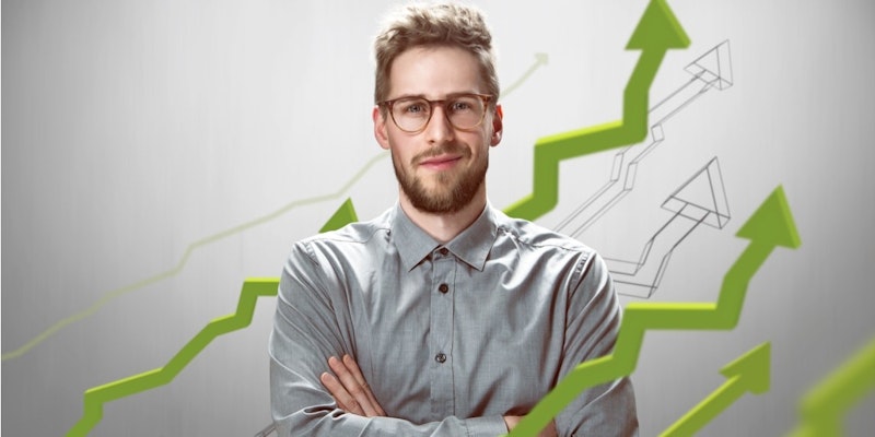 Sakallı ve gözlüklü bir adamın yakın çekimi. Yüzünde ciddi bir ifadeyle doğrudan kameraya bakmaktadır. Gözleri koyu renktir ve gözlükleri kare çerçevelidir. Saçları koyu ve gürdür, bazı gri saçları görünmektedir. Sakalları düzgünce kesilmiş ve boynuna kadar iniyor. Üst düğmeleri açık mavi bir gömlek giyiyor. Cilt tonu hafif bronzlaşmış.