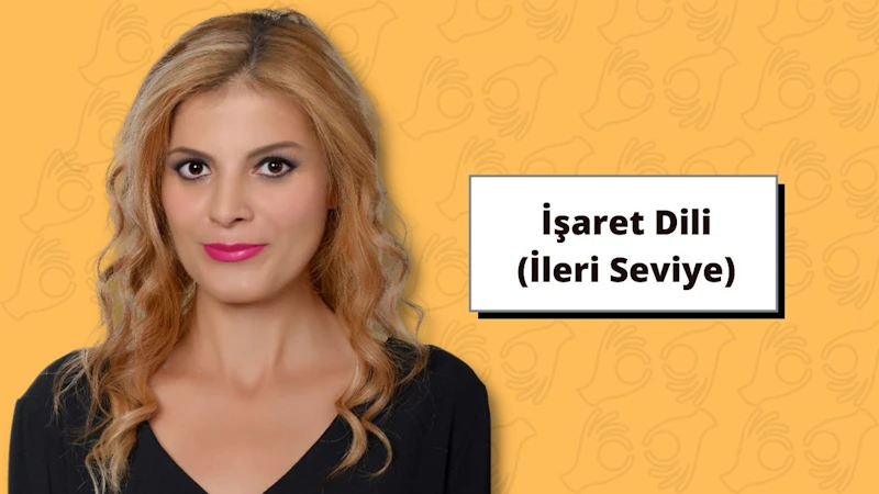 Bu görüntü ileri düzey bir İşaret Dili Eğitimi kursunu gösteriyor. Sarı saçlı ve pembe rujlu bir kadın resmin ortasında yer alıyor ve doğrudan kameraya bakıyor. Etrafı siyah metinli beyaz bir tabela ile çevrilidir. Tabelada İşaret Dili Eğitimi: İleri Seviye yazıyor. Bu da kadının verdiği kursun ileri düzeyde olduğunu gösteriyor. Kadının kendinden emin ve kararlı bir ifadesi var, bu da onun başarılı bir eğitmen olduğunu gösteriyor. Sarı saçları ve pembe ruju görüntüye profesyonel ve ciddi bir hava katıyor. Arka planın bulanık olması dikkatin kadına ve işarete çekilmesine yardımcı oluyor. Bu görsel, ileri düzey İşaret Dili Eğitimi kursunu mükemmel bir şekilde temsil ediyor. Profesyonellik, uzmanlık ve öğretmeye adanmışlık mesajı veriyor. Bu kursa katılanlar İşaret Dilinde yetkin olmak için gerekli becerileri öğreneceklerdir.