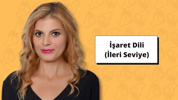 Bu görüntü ileri düzey bir İşaret Dili Eğitimi kursunu gösteriyor. Sarı saçlı ve pembe rujlu bir kadın resmin ortasında yer alıyor ve doğrudan kameraya bakıyor. Etrafı siyah metinli beyaz bir tabela ile çevrilidir. Tabelada İşaret Dili Eğitimi: İleri Seviye yazıyor. Bu da kadının verdiği kursun ileri düzeyde olduğunu gösteriyor. Kadının kendinden emin ve kararlı bir ifadesi var, bu da onun başarılı bir eğitmen olduğunu gösteriyor. Sarı saçları ve pembe ruju görüntüye profesyonel ve ciddi bir hava katıyor. Arka planın bulanık olması dikkatin kadına ve işarete çekilmesine yardımcı oluyor. Bu görsel, ileri düzey İşaret Dili Eğitimi kursunu mükemmel bir şekilde temsil ediyor. Profesyonellik, uzmanlık ve öğretmeye adanmışlık mesajı veriyor. Bu kursa katılanlar İşaret Dilinde yetkin olmak için gerekli becerileri öğreneceklerdir.