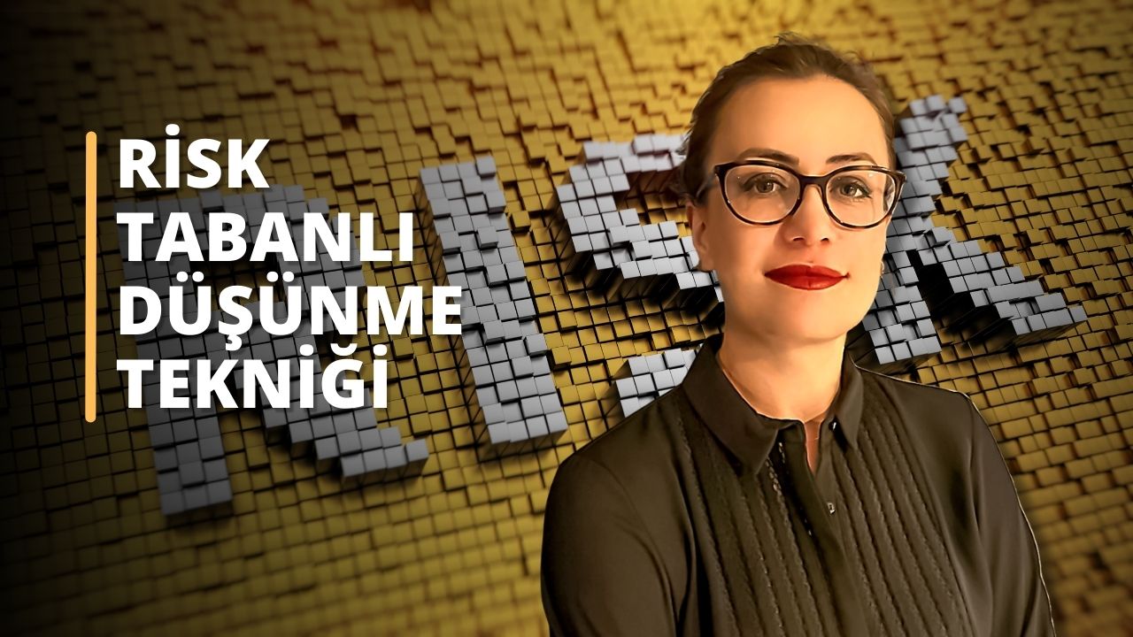 Bu resimde siyah gömlekli, gözlüklü ve gülümseyen bir kadın görülüyor. Risk Tabanlı Düşünme Tekniği Eğitimi, risklerin nasıl tanımlanacağını ve etkin bir şekilde nasıl yönetileceğini öğreten bir kurstur. Potansiyel sorunları önlemek için potansiyel fırsatların ve tehditlerin belirlenmesine yardımcı olur. Potansiyel risklerin nasıl fark edileceğini öğrenerek, bu risklerden korunmak için stratejiler geliştirmeye yardımcı olabilir. Eğitim ayrıca önleyici tedbirlerin nasıl planlanacağını ve uygulanacağını da öğretmektedir. Risk yönetimi ve bunun hayatın farklı alanlarına nasıl uygulanacağı hakkında değerli bilgiler sağlar. Eğitim, risk temelli düşünme yöntemlerini başarılı bir şekilde uygulamak için gereken bilgi ve becerilerin geliştirilmesine yardımcı olur. Kişinin becerilerini geliştirmek ve herhangi bir faaliyetle ilişkili risklerin daha fazla farkına varmak için harika bir yoldur.