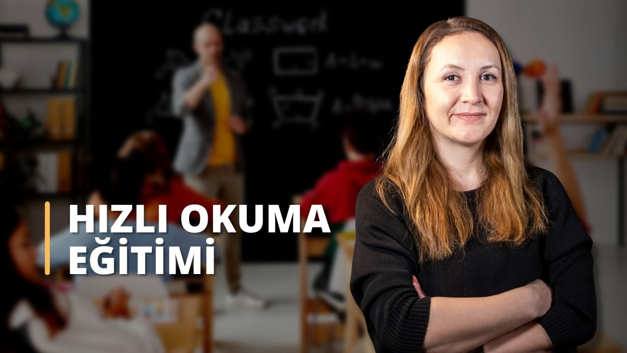 Resimde kollarını kavuşturmuş bir kadın görülüyor. Uzun saçlı ve siyah bir gömlek giyiyor. Yüzünde kendinden emin ve kararlı bir ifade var gibi görünüyor. Bu, bir tür hızlı okuma teknikleri eğitimi aldığını düşündürebilir. Metinleri nasıl hızlıca tarayacağını ve temel bilgileri nasıl özümseyeceğini öğreniyor olabilir. Görüntü, herhangi bir öğrenci veya profesyonel için büyük bir değer olabilecek kısa sürede bilgi edinme fikrini aktarıyor.