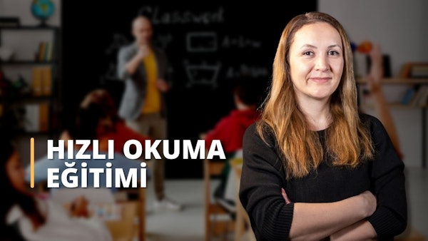 Resimde kollarını kavuşturmuş bir kadın görülüyor. Uzun saçlı ve siyah bir gömlek giyiyor. Yüzünde kendinden emin ve kararlı bir ifade var gibi görünüyor. Bu, bir tür hızlı okuma teknikleri eğitimi aldığını düşündürebilir. Metinleri nasıl hızlıca tarayacağını ve temel bilgileri nasıl özümseyeceğini öğreniyor olabilir. Görüntü, herhangi bir öğrenci veya profesyonel için büyük bir değer olabilecek kısa sürede bilgi edinme fikrini aktarıyor.