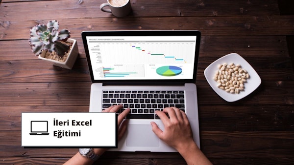 Bu görselde ileri Excel eğitimi için dizüstü bilgisayar kullanan bir kişi yer almaktadır. Dizüstü bilgisayar açık ve kullanıcı klavyede yazıyor, bu da kursa aktif olarak katıldığını gösteriyor. Arka planda, öğrenme atmosferine katkıda bulunan siyah metinli bir tabela ve ahşap bir yüzey üzerinde bir tabak antep fıstığı görülebiliyor. Ayrıca, muhtemelen kurs sırasında içilen bir fincan kahvenin yakın çekimi ve rahatlatıcı ve konforlu bir ortam yaratan bir bitkinin yakın çekimi de bulunmaktadır. Dizüstü bilgisayar ekranında, kullanıcının aktif olarak verileri analiz ettiğini gösteren bir grafik görülebiliyor. Tüm bunlar bir araya gelerek bu ileri düzey Excel eğitim kursu için ideal bir öğrenme ortamı oluşturuyor.