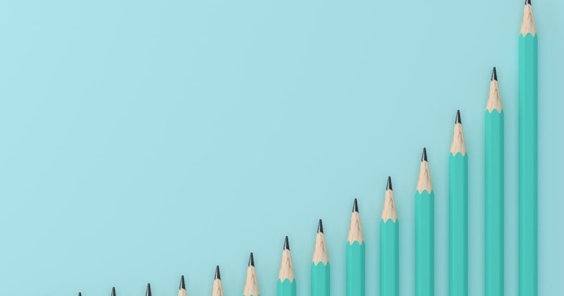 Bu resim, silgi uçları yukarı bakacak şekilde bir sıra standart sarı kurşun kalemi göstermektedir. Kalemler, toplamda beş kalem olacak şekilde düzgün bir sıra halinde dizilmiştir. Kalemler eşit aralıklarla yerleştirilmiş ve her birinin üst kısmında gümüş bir bant var. Resmin arka planı açık mavidir ve çerçevede başka hiçbir nesne yoktur. Bu görüntü bir organizasyon ve üretkenlik hissi uyandırıyor. Sarı kalemler yaratıcılık ve öğrenme hissi uyandırırken, düzenlemenin düzgünlüğü düzen ve hassasiyet hissi uyandırıyor.