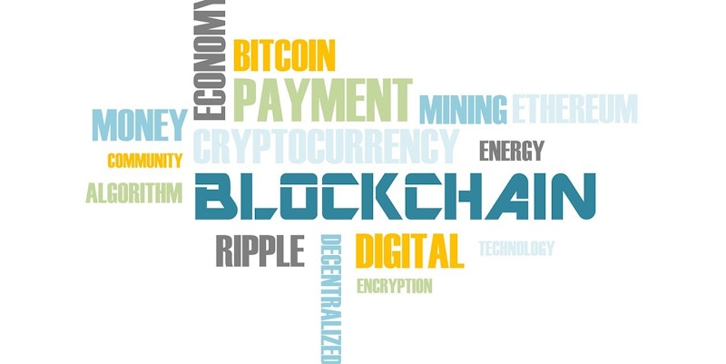 Bu yakın çekim görüntüde farklı renklerde yazılmış birkaç kelime yer almaktadır. Sol üst köşede beyaz zemin üzerine sarı bir metin yer alırken, sağ üst köşede beyaz zemin üzerine gri bir metin görülmektedir. Daha aşağıda, ortada yakın çekim yeşil ve beyaz bir logo ve onun biraz altında mavi ve beyaz bir logo yer alıyor. Son olarak, sağ alt köşede ortada mavi ve beyaz bir logo ile bir logonun yakın çekimi görülebilir. Tüm kelimeler ve logolar beyaz bir arka plan üzerine yerleştirilmiş ve aralarında net bir kontrast yaratılmıştır.