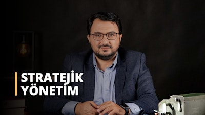Bu görsel, Stratejik Yönetim üzerine çevrimiçi bir kursa aittir. Resimde takım elbise giymiş, masa başında oturan bir adam görülüyor. İzleyici ön planda metal bir kutunun, bir saatin, bir kişinin gözlerinin, düğmeli bir gömleğin ve bir adamın yüzünün yakın çekimini görebilmektedir. Arka planda da beyaz bir metnin yakın çekimi bulunmaktadır. Stratejik Yönetim dersi, öğrencilere etkili iş stratejileri planlamak ve uygulamak için gerekli bilgi ve araçları sağlayacaktır. Bu ders sayesinde öğrenciler potansiyel iş fırsatlarının nasıl değerlendirileceğini, stratejik planların nasıl geliştirileceğini ve risk ve belirsizliklerin nasıl yönetileceğini öğreneceklerdir. Ayrıca, rekabet ortamını nasıl değerlendireceklerini, şirketlerinin rekabet avantajlarını nasıl belirleyeceklerini ve bir rekabet stratejisi nasıl geliştireceklerini anlayacaklardır. Buna ek olarak, öğrenciler stratejik yönetim ile finans, pazarlama ve operasyonlar gibi diğer işletme fonksiyonları arasındaki ilişkiyi keşfedeceklerdir. Nihayetinde, bu ders öğrencileri başarılı stratejik yöneticiler olmak için gerekli becerilerle donatacaktır.