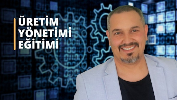 Bu görüntü bir fotoğraf için gülümseyen bir adamı gösteriyor. Takım elbise giyiyor ve profesyonel bir ortamda olduğu anlaşılıyor. Boynunun ve yüzünün yakın çekimi neşeli ifadesini gösteriyor ve sakalı ona seçkin bir görünüm veriyor. Ayrıca siyah zemin üzerinde beyaz bir metin var, muhtemelen üretim yönetimi kursuyla ilgili. Genel olarak, bu görüntü kursun önemini aktarıyor ve konuyla ilgili bir güven ve gurur duygusu veriyor.