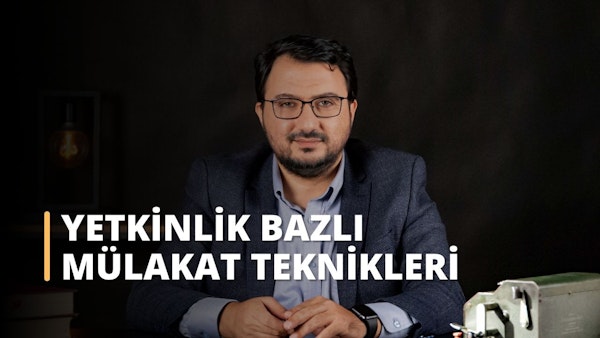 Bu görüntü takım elbiseli, gözlüklü ve elinde metal bir kutu tutan bir adamı tasvir etmektedir. Adamın gözleri görüntünün odak noktasıdır ve yakın planda bir saat de görülmektedir. Adam profesyonel ve kendinden emin görünüyor, muhtemelen bir işyeri ortamında. Görüntü bir başarı ve pozitiflik hissi uyandırıyor. Takım elbise, gözlük ve kutu başarı ve hırsı temsil ediyor olabilir. Genel olarak, bu görsel olarak çekici ve ilginç bir görüntüdür.