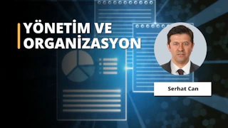 Bu görüntüde profesyonel bir ortam ya da resmi bir etkinlik olabilecek takım elbiseli bir adam görülüyor. Siyah metinli beyaz dikdörtgen bir tabelanın önünde duruyor; bu bir ilan ya da reklam olabilir. Adam ciddi ve odaklanmış görünüyor, bu da durumu ciddiye aldığını gösteriyor. Kıyafeti ve duruşu iyi hazırlanmış ve kendinden emin olduğunu gösteriyor. Görüntüden, önemli bir bilgi edinme ya da önemli bir karar verme sürecinde olduğu anlaşılıyor. Genel olarak, bu görüntü ciddiyet ve profesyonellik hissi uyandırıyor.