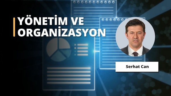 Bu görüntüde profesyonel bir ortam ya da resmi bir etkinlik olabilecek takım elbiseli bir adam görülüyor. Siyah metinli beyaz dikdörtgen bir tabelanın önünde duruyor; bu bir ilan ya da reklam olabilir. Adam ciddi ve odaklanmış görünüyor, bu da durumu ciddiye aldığını gösteriyor. Kıyafeti ve duruşu iyi hazırlanmış ve kendinden emin olduğunu gösteriyor. Görüntüden, önemli bir bilgi edinme ya da önemli bir karar verme sürecinde olduğu anlaşılıyor. Genel olarak, bu görüntü ciddiyet ve profesyonellik hissi uyandırıyor.