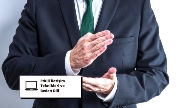 Bu görüntüde takım elbiseli bir adam ellerini çırpıyor. Bir başarıyı kutluyormuş gibi coşkulu ve gururlu görünüyor. Kravat takan adam şık ve profesyonel görünüyor. Arka planda siyah metinli beyaz bir işaret var. Bu, adamın profesyonel bir ortamda önemli bir şey başarmış olabileceğini düşündürüyor. Genel olarak bu görüntü bir başarı ve gurur hissi uyandırıyor.