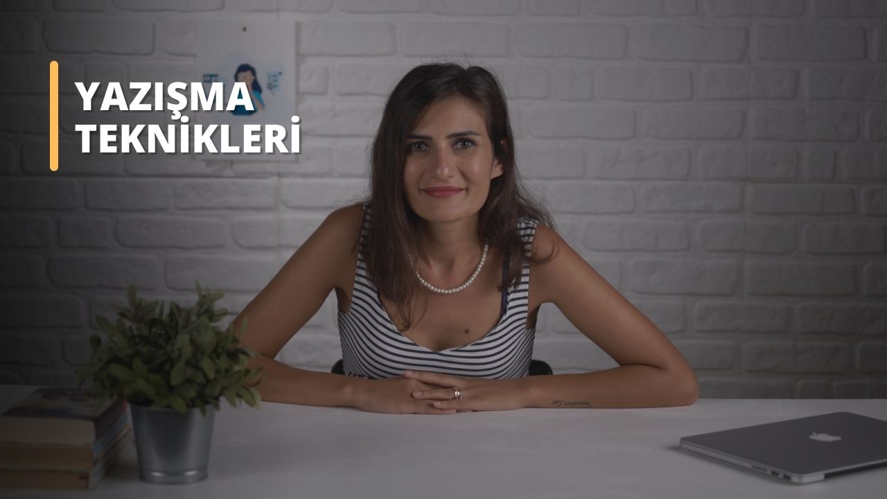 Bu görsel, İş Hayatında Yazışma Teknikleri Eğitimi konulu çevrimiçi bir kursu tasvir etmektedir. Masada oturan, dizüstü bilgisayar kullanan ve etrafında kitaplar, saksı bitkisi ve inci kolye bulunan bir kadını göstermektedir. Bu eğitim, iş dünyası profesyonellerinin iş yerinde etkili iletişimin önemini anlamalarına yardımcı olmak için tasarlanmıştır. Bu eğitim sayesinde katılımcılar, iş arkadaşlarıyla daha güçlü ilişkiler kurmalarına yardımcı olacak açık, özlü ve anlamlı mesajları nasıl oluşturacaklarını öğreneceklerdir. Ayrıca e-postalara, notlara ve diğer iletişim biçimlerine zamanında ve profesyonel bir şekilde etkili bir şekilde yanıt verme konusunda güven kazanacaklardır. Nihayetinde bu eğitim, iş dünyası profesyonellerinin günümüzün sürekli değişen iş ortamında rekabetçi kalabilmeleri için ihtiyaç duydukları becerilerle donatılmasına yardımcı olacaktır.