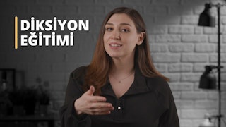Siyah gömlekli diksiyon eğitmeni, 8k canon sinema kamerasıyla IIENSTITU stüdyosunda. Diksiyon eğitimi metni ekli.