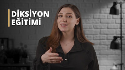 Siyah gömlekli diksiyon eğitmeni, 8k canon sinema kamerasıyla IIENSTITU stüdyosunda. Diksiyon eğitimi metni ekli.