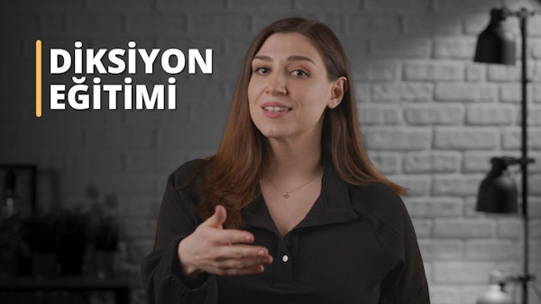 Siyah gömlekli diksiyon eğitmeni, 8k canon sinema kamerasıyla IIENSTITU stüdyosunda. Diksiyon eğitimi metni ekli.