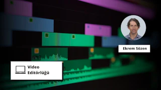 Bu bilgisayar ekranı görüntüsü, devam etmekte olan bir video düzenleme kursunu göstermektedir. Bilgisayar ekranında, video düzenlemenin ne kadar kolay olduğunu gösteren, içinde metin bulunan yeşil bir kare görüntüleniyor. Ayrıca muhtemelen kursun nasıl tamamlanacağına dair talimatlar içeren siyah metinli beyaz bir işaret de var. Görüntünün köşesinde sakallı ve bıyıklı bir adam görülüyor, muhtemelen dersi veren eğitmen. Genel olarak bu görüntü ilgi çekici ve bilgilendirici bir video düzenleme kursunu gösteriyor.