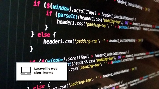 Bu görüntü metin içeren bir bilgisayar ekranını tasvir etmektedir. Muhtemelen Laravel eğitimi ile ilgili çevrimiçi bir kursun parçasıdır. Metin parlak beyaz bir arka plan üzerinde, kontrast oluşturan pembe renkte birkaç kelimeyle birlikte görülüyor. Dizüstü bilgisayarın siyah çerçevesi metinle keskin bir kontrast oluşturarak ekrana karşı öne çıkmasını sağlıyor. Ayrıca arka planda sarı zemin üzerine siyah metin içeren bir tabela da var. Renklerin kombinasyonu ekrandaki önemli bilgilere dikkat çekmeye yardımcı oluyor. Genel olarak, bu görsel çevrimiçi kursun amacını özetliyor - kullanıcılara Laravel geliştirme konusunda yetkin olmaları için bilgi ve beceri sağlamak.