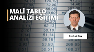 Bu resimde keskin, siyah takım elbiseli ve kravatlı bir adam görülüyor. Adam açık mavi duvarları olan bir odada duruyor ve arka planda siyah metinli beyaz bir tabela var. Adam genişçe gülümsüyor ve mükemmel dişlerini sergiliyor. Saçları düzgünce şekillendirilmiş ve bakışları doğrudan izleyiciye odaklanmış. Takım elbisesinin altına bembeyaz bir gömlek giymiş ve kravatı düzgünce düğümlenmiş. Elleri önünde kenetlenmiş, kendinden emin ve gururlu görünüyor. Mutlu ve başarılı görünüyor ve bir güç ve sofistike hava yayıyor.