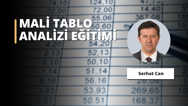 Bu resimde keskin, siyah takım elbiseli ve kravatlı bir adam görülüyor. Adam açık mavi duvarları olan bir odada duruyor ve arka planda siyah metinli beyaz bir tabela var. Adam genişçe gülümsüyor ve mükemmel dişlerini sergiliyor. Saçları düzgünce şekillendirilmiş ve bakışları doğrudan izleyiciye odaklanmış. Takım elbisesinin altına bembeyaz bir gömlek giymiş ve kravatı düzgünce düğümlenmiş. Elleri önünde kenetlenmiş, kendinden emin ve gururlu görünüyor. Mutlu ve başarılı görünüyor ve bir güç ve sofistike hava yayıyor.