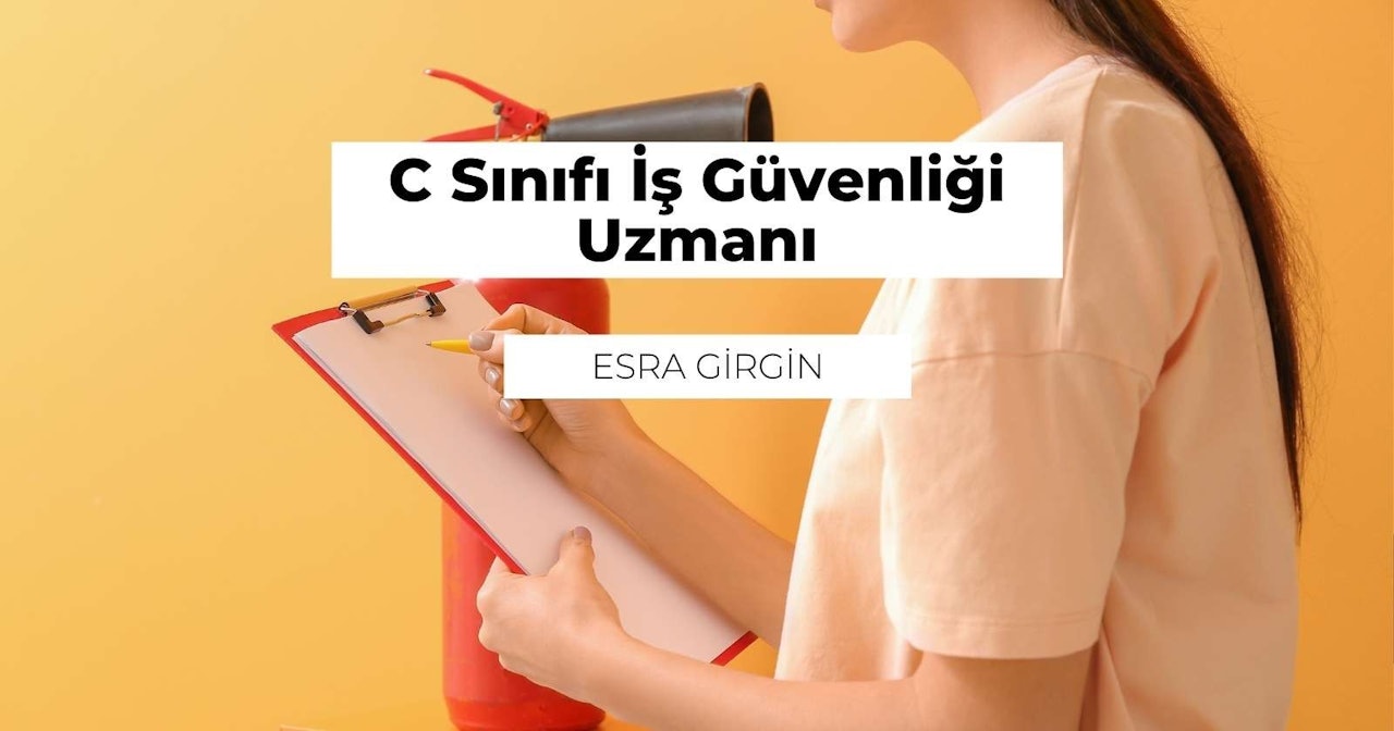 Bir kişi sol elinde bir pano ve sağ elinde bir kalem tutarken görülüyor. Siyah kravatlı beyaz bir gömlek giymektedir ve yüzünde ciddi bir ifade vardır. Panonun üzerinde beyaz zemin üzerine siyah yazı ile yazılmış bir işaret vardır. Kalem kırmızı renktedir. Kişi yakın plandadır ve elinde bir telefon görülmektedir. Telefon gümüş renkli ve siyah bir kasaya sahip. Kişi aşağıya bakmakta ve muhtemelen panodaki işareti okumaktadır. İşaret, beyaz zemin üzerinde siyah bir 'G' harfinin yakın çekim görüntüsüdür.