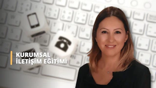 Bu görüntü, muhtemelen kurumsal iletişim eğitimi sırasında fotoğraf çektirmek için gülümseyen bir kadını tasvir ediyor. Gülümsüyor ve kameraya bakıyor, neşeli ve kendinden emin bir hava yayıyor. Eğitim ortamını gösteren bir klavyenin önünde oturuyor. Bir telefon tuşunun yakın çekimi de görülüyor. Bu görüntü, kurumsal bir eğitim ortamı için mükemmel olan olumlu ve profesyonel bir atmosfer yansıtıyor.