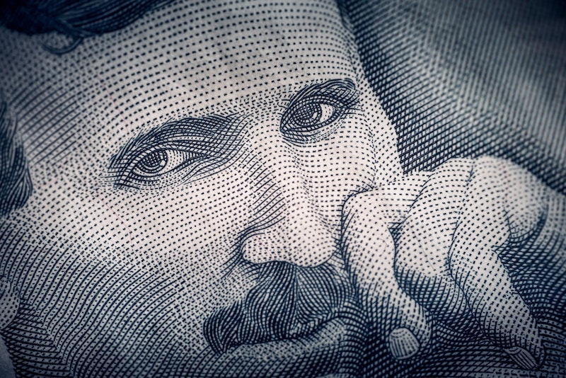 Bu bir adamın yüzünün yakın çekimidir. Yüz hatları, etraflarında hafif bir çerçeve bulunan mavi gözleri de dahil olmak üzere açıkça görülebiliyor. Yüzünün alt yarısında mavi ve beyaz renkte görünen bir kumaşın hafif bulanık bir görüntüsü var. Alnında yakın çekim bir göz çizimi yer alıyor. Yüzünün sağ tarafında, bir yüzün yanı sıra diğer işaretleri de içeren bir para biriminin yakın çekimi görülebilir. Yüzünün sol tarafında bir elin yakın çekimi yer alıyor. Sağ alt köşeye doğru, bulanık bir deniz kabuğu görüntüsü var.