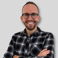 gözlüklü genç bir adam gülümseyerek kollarını kavuşturmuş poz veriyor, spiritualcore tarzında, deutscher werkbund, yenilikçi teknikler, foto-gerçekçi, #screenshotsaturday, transavanguardia, mosscore