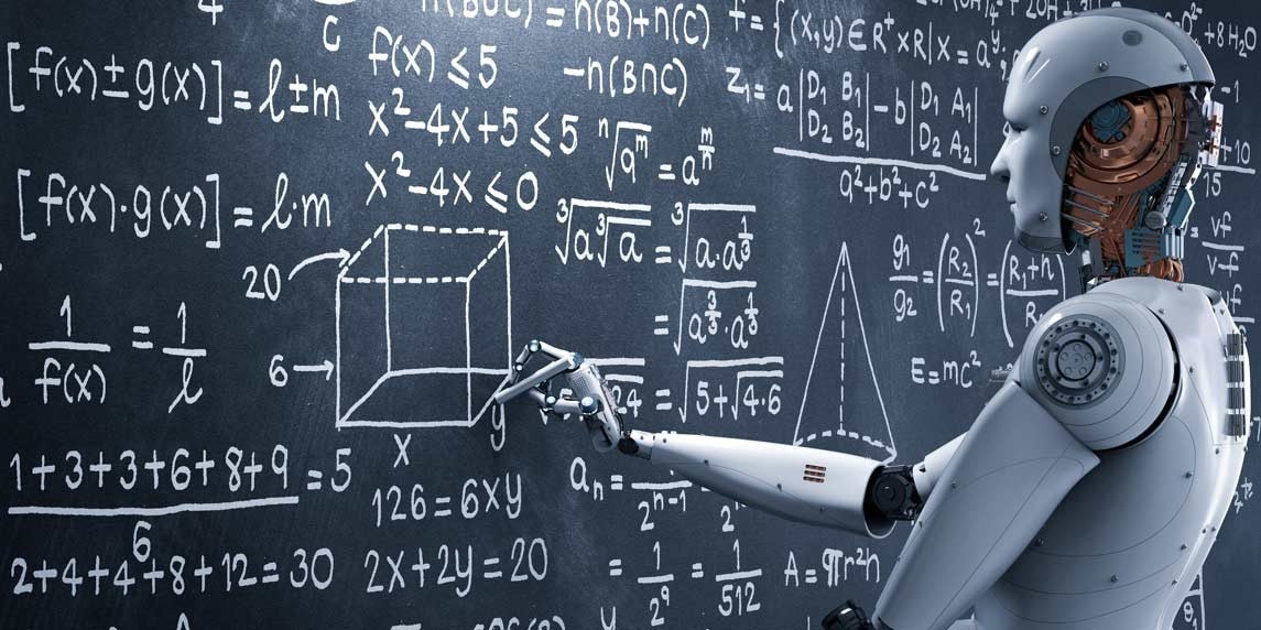 Bir robot, önündeki kara tahtaya matematik denklemleri çizerken görülüyor. Robotun kafasına dairesel bir nesne takılıdır ve elinde beyaz bir nesneyle yazmaktadır. Tahtanın arka planı mavi ve üzerine beyaz bir artı işareti ve X çizilmiş. Buna ek olarak, tahtanın sol üst köşesine yakın bir yerde bir küp çizimi vardır. Robot dikkatle görevine odaklanmış ve yakın çekimle görüntülenmiş. Yapay zekanın gücünü ve modern dünyadaki potansiyelini gösteren büyüleyici bir görüntü.