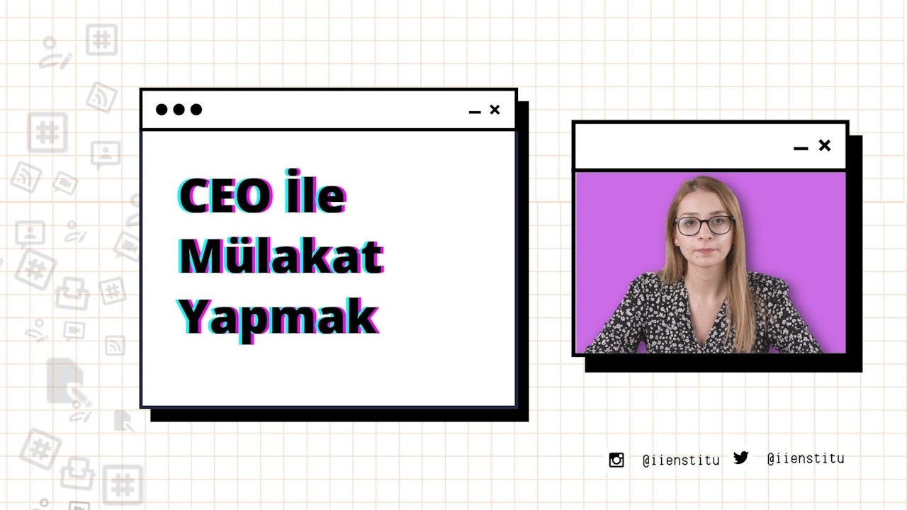 Siyah gömlekli ve gözlüklü bir kadın kameraya bakıyor. Altında çiçek desenli bir gömlek var. Elinde başka bir cep telefonunun ekran görüntüsü olan bir cep telefonu var. Önündeki bilgisayar ekranında beyaz zemin üzerinde bir logo ve siyah ve mor karışımı bir metin var. Gözleri odaktadır ve yüzünde kararlı bir ifade vardır. Odada yalnız, saçları hafifçe dağılmış. Havada yoğun bir konsantrasyon hissi var. Etrafı modern, şık bir ortamla çevrili, arka plandaki duvar kağıdı sakinleştirici bir mavi. Işık yumuşak ve dağınık, sahneye huzurlu bir hava veriyor.