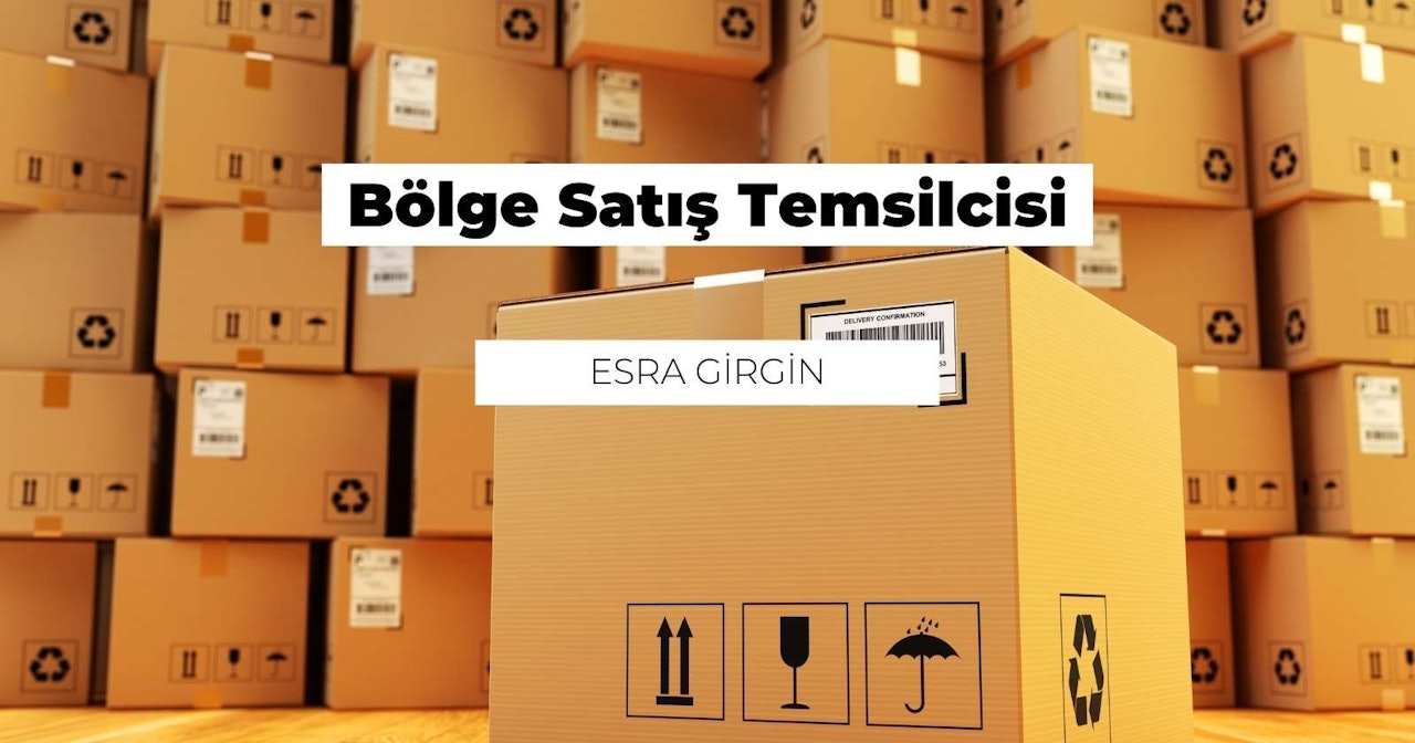 Resimde bir yığın karton kutu gösterilmektedir. Kutular dikey bir şekilde dizilmiş ve en üstteki kutu hafifçe sola doğru eğilmiş. Kutuların üzerinde, en üstteki kutunun ön tarafına yerleştirilmiş, üzerinde siyah bir logo bulunan beyaz bir etiket vardır. Logo siyah bir şemsiye ve aşağıya doğru bakan iki oktan oluşmaktadır. Yakındaki turuncu bir arka plan üzerinde sağa dönük iki siyah ok bulunan sarı bir işaret vardır. Ayrıca, sağdaki turuncu duvarda beyaz bir etiket görülmektedir. Görüntü, kutuların ve etiketlerin ayrıntılarını net bir şekilde gösteren yakın bir açıdan çekilmiştir. Genel renk düzeni turuncu, sarı ve siyah tonlarını içeriyor ve beyaz bir fon üzerine yerleştirilmiş.