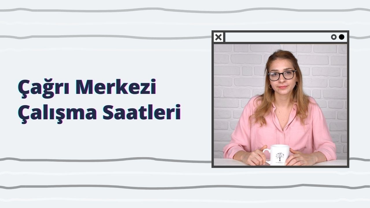 Kadrajda elinde beyaz bir kupa tutan bir kadın görülüyor. Kadının gözlükleri ve pembe bir gömleği var ve yüzü görülebiliyor. Görüntünün arka planı siyah çizgili beyaz bir yüzeyden oluşuyor. Yüzünde bir konsantrasyon ifadesi var ve gözleri elindeki kupaya bakıyor. Kupa kremsi beyaz renkte ve bir tarafında kulpu var. Kupa sıcak bir içecekle, büyük olasılıkla kahveyle dolu. Kadın rahat bir duruş sergiliyor, sol kolu hafifçe bükülmüş ve sağ kolu düz.