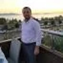 Bir adam şehre bakan bir balkonda tek başına durmaktadır. Üzerinde lacivert bir tişört ve açık mavi bir kot pantolon var. Ellerini balkonun parmaklıklarına dayamış, uzaklara bakmaktadır. Güneş arka planda batmakta, ufukta güzel bir turuncu ve pembe ışık saçmaktadır. Adam bu güzel günde ılık akşam esintisini içine çekerek ayakta durmaktadır. Aşağıdaki binaların ve arabaların ışıklarını görebiliyor ve şehrin sesi havayı dolduruyor. Adam anın güzelliğini içine çekerken bir huzur ve sakinlik hissi vardır.