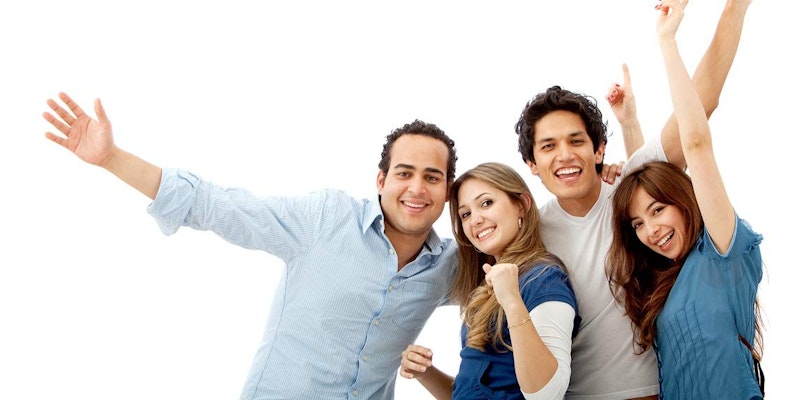 Bir grup insan birlikte gülümseyerek ve eğlenerek bir fotoğraf için poz veriyor. Bir adam önde duruyor, kolunu havaya kaldırmış. Grup üç yetişkinden, iki kadın ve bir erkekten oluşuyor. Arka planda bir kadın elleri başının üzerinde, yan tarafta duruyor. Kadının sağında başka bir kadın uzanmış ve saçını kolundan çekerken görülüyor. Fotoğrafın odağı net ve tüm özneler kadrajda yer alıyor, bu da harika bir grup çekimi oluşturuyor.