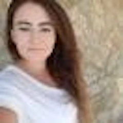 Fotoğraftaki kadının uzun, dalgalı siyah saçları omuzlarından aşağı dökülüyor. Yüzünde düşünceli bir ifadeyle kameradan uzağa bakıyor. Ten rengi sıcak, açık kahverengi, gözleri badem şeklinde ve uzun kirpiklerle çerçevelenmiş. Dudakları yumuşak pembe renkte ve küçük, düz bir burnu var. Vücudunu vurgulayan sade, beyaz pamuklu bir tişört giyiyor ve saçları yüzünden uzakta toplanmış. Rahat ve kendinden emin görünüyor ve duruşu da rahat ve kendinden emin. Güzelliği ve zarafeti inkar edilemez ve bir güç ve zarafet havası yayıyor. Kendisinden yayılan güçlü bir varlığa sahip, güzel ve kendinden emin bir kadın.
