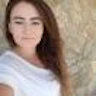 Fotoğraftaki kadının uzun, dalgalı siyah saçları omuzlarından aşağı dökülüyor. Yüzünde düşünceli bir ifadeyle kameradan uzağa bakıyor. Ten rengi sıcak, açık kahverengi, gözleri badem şeklinde ve uzun kirpiklerle çerçevelenmiş. Dudakları yumuşak pembe renkte ve küçük, düz bir burnu var. Vücudunu vurgulayan sade, beyaz pamuklu bir tişört giyiyor ve saçları yüzünden uzakta toplanmış. Rahat ve kendinden emin görünüyor ve duruşu da rahat ve kendinden emin. Güzelliği ve zarafeti inkar edilemez ve bir güç ve zarafet havası yayıyor. Kendisinden yayılan güçlü bir varlığa sahip, güzel ve kendinden emin bir kadın.