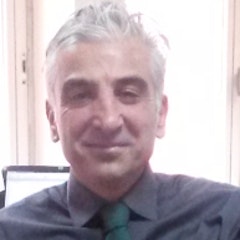 Bu, kravat takan bir adamın fotoğrafı. Gıcır gıcır beyaz bir elbise gömleği ve soluk gri bir kravat takmış ve modern bir ofiste duruyor. Duruşu kendinden emin ve gözleri önüne odaklanmış. İfadesi ciddi ve kararlı, sanki her türlü zorluğun üstesinden gelmeye hazır gibi. Saçları düzgünce taranmış ve gömleği içine sokulmuş. Profesyonel ve dünyayı ele geçirmeye hazır görünüyor. Bir başarı ve kararlılık havası yayıyor. Kravat, ince desenli ve koyu lacivert tonlu klasik bir aksesuardır. Gösterişli görünümüne mükemmel bir son dokunuş.