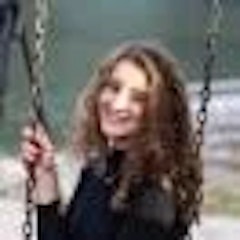 Koyu renkli bir elbise giyen genç bir kadın, çimenli bir çayırın ortasındaki salıncakta oturuyor. Uzun kahverengi saçları sırtından aşağı dökülüyor ve havada süzülürken kollarını açmış. Güneş gökyüzünde pırıl pırıl parlıyor ve arka plandaki ağaçlar ve çiçekler güzel bir manzara oluşturuyor. Rüzgârın özgürlüğünün ve yolculuğun heyecanının tadını çıkarmak için bir dakikasını ayırıyor. Gözleri kapalı ve yüzüne huzurlu bir gülümseme yayılmış. Sonsuza dek sürecek saf bir neşe ve memnuniyet anı.