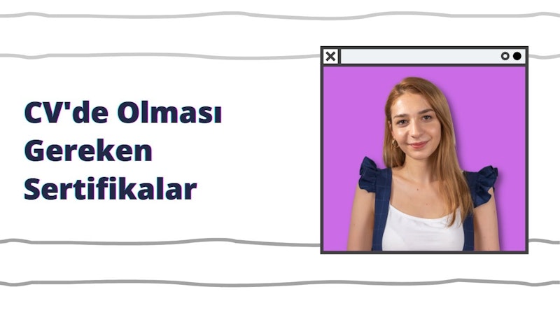 Bir kadın ışıl ışıl gülümsüyor, yüzü neşeyle aydınlanıyor. Doğrudan kameraya bakıyor, gözleri keyifle parıldıyor. Dudakları geniş bir sırıtışla kıvrılmış, dişleri bronz teninde bembeyaz parlıyor. Omuzlarına dökülen uzun siyah saçları var, başı hafifçe yana eğik. Üzerinde siyah ve mor yazılar olan beyaz bir bluz giyiyor. Arka planda siyah beyaz bir O harfi var. Sahne, mavi metinli beyaz bir arka plan üzerine kurulmuş olup neşeli ve davetkâr bir atmosfer yaratmaktadır. Kadın görüntünün odak noktasıdır, sıcak gülümsemesi başka tarafa bakmayı imkansız hale getirmektedir.