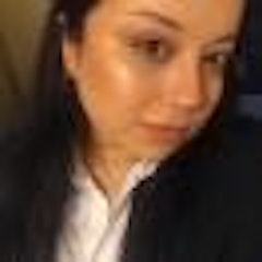 Uzun siyah saçlı genç bir kadın selfie çekiyor. Fotoğrafı çekmek için telefonunu havaya kaldırırken gülümsüyor. Parlak yeşil bir üst ve mavi kot pantolon giymiş ve beyaz bir duvarın önünde duruyor. Gözleri parlak ve yüzü mutlulukla parlıyor. Başını hafifçe sola eğmiş ve sağ kolunu dışarı doğru uzatmış, parmağı telefonun çekim düğmesinin üzerinde geziniyor. Kendinden emin ve mükemmel kareyi yakalamak için heyecanlı görünüyor.