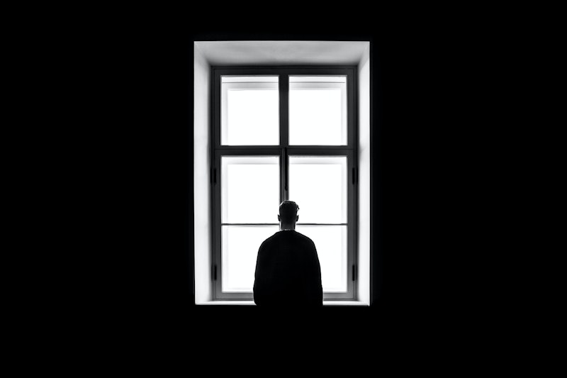 Bir adam pencerenin önünde durmuş, aydınlık bir güne bakıyor. Uzun boylu ve gururludur, silueti pencerenin önünde çerçevelenmiştir. Yüzü dışarıdaki günün güzelliğini yansıtan duygularla doludur. Pencere beyazdır, siyah bir kulpu vardır ve duvara karşı keskin bir kontrast oluşturur. Pencereden bakıldığında, önünde uçsuz bucaksız mavi bir gökyüzü uzanıyor. Güneş parlıyor ve manzarayı altın bir ışıkla yıkıyor. Adam önündeki güzelliğe hayranlık duymakta, dünyanın güzelliği karşısında hayrete düşmektedir.
