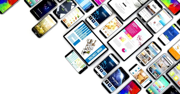 Bu görüntüde bir grup farklı elektronik cihaz görülüyor. Ana odak noktası simetrik bir düzende yerleştirilmiş bir dizi akıllı telefon ve tablet. Akıllı telefonlar siyah, beyaz, gümüş ve altın gibi çeşitli renklere sahip. Tabletler ise beyaz renkte görünüyor. Görüntünün ortasında, altın kasalı tek bir akıllı telefonun yakın çekimi var. Tüm cihazların ekranları aydınlatılmış. Görüntünün sol tarafında, biri diğerinin üzerinde olmak üzere iki telefondan oluşan bir set var. Görüntünün sağ tarafında ise merkeze tek bir telefon yerleştirilmiş. Daha sağda, biri diğerinin üzerinde olmak üzere iki telefondan oluşan bir set bulunmaktadır. Görüntünün alt kısmında, biri diğerinin üzerinde olmak üzere iki tablet seti bulunmaktadır. Arka planda açık renkli bir duvar var. Fotoğraftaki genel aydınlatma doğal ve hafif sıcak.
